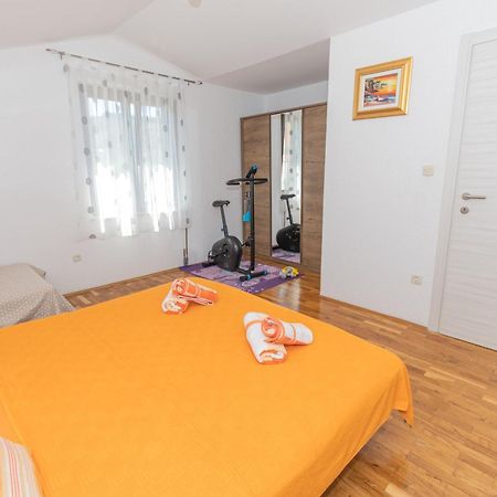 Spacious Villa For 10 With A Big Private Pool 트릴리 외부 사진