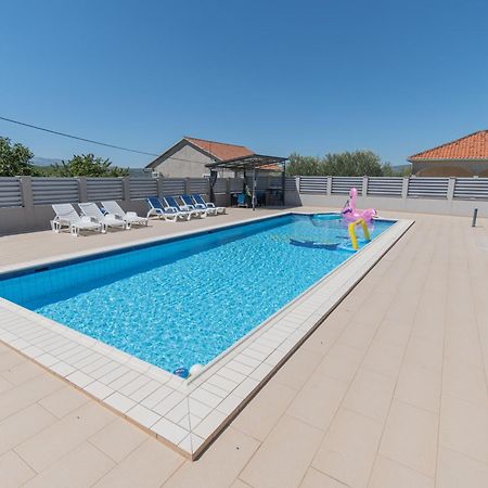 Spacious Villa For 10 With A Big Private Pool 트릴리 외부 사진