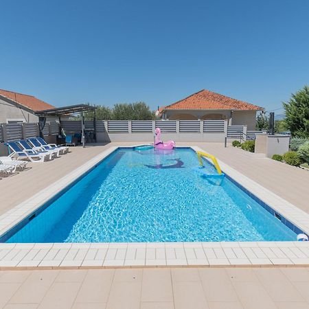 Spacious Villa For 10 With A Big Private Pool 트릴리 외부 사진