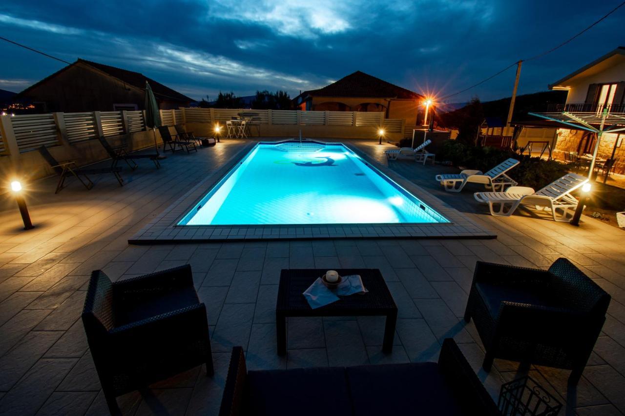 Spacious Villa For 10 With A Big Private Pool 트릴리 외부 사진