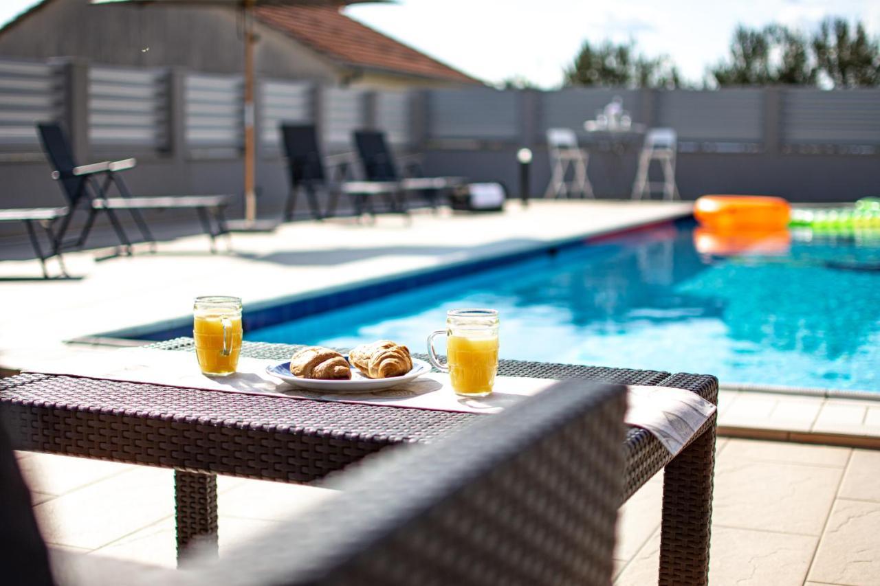 Spacious Villa For 10 With A Big Private Pool 트릴리 외부 사진