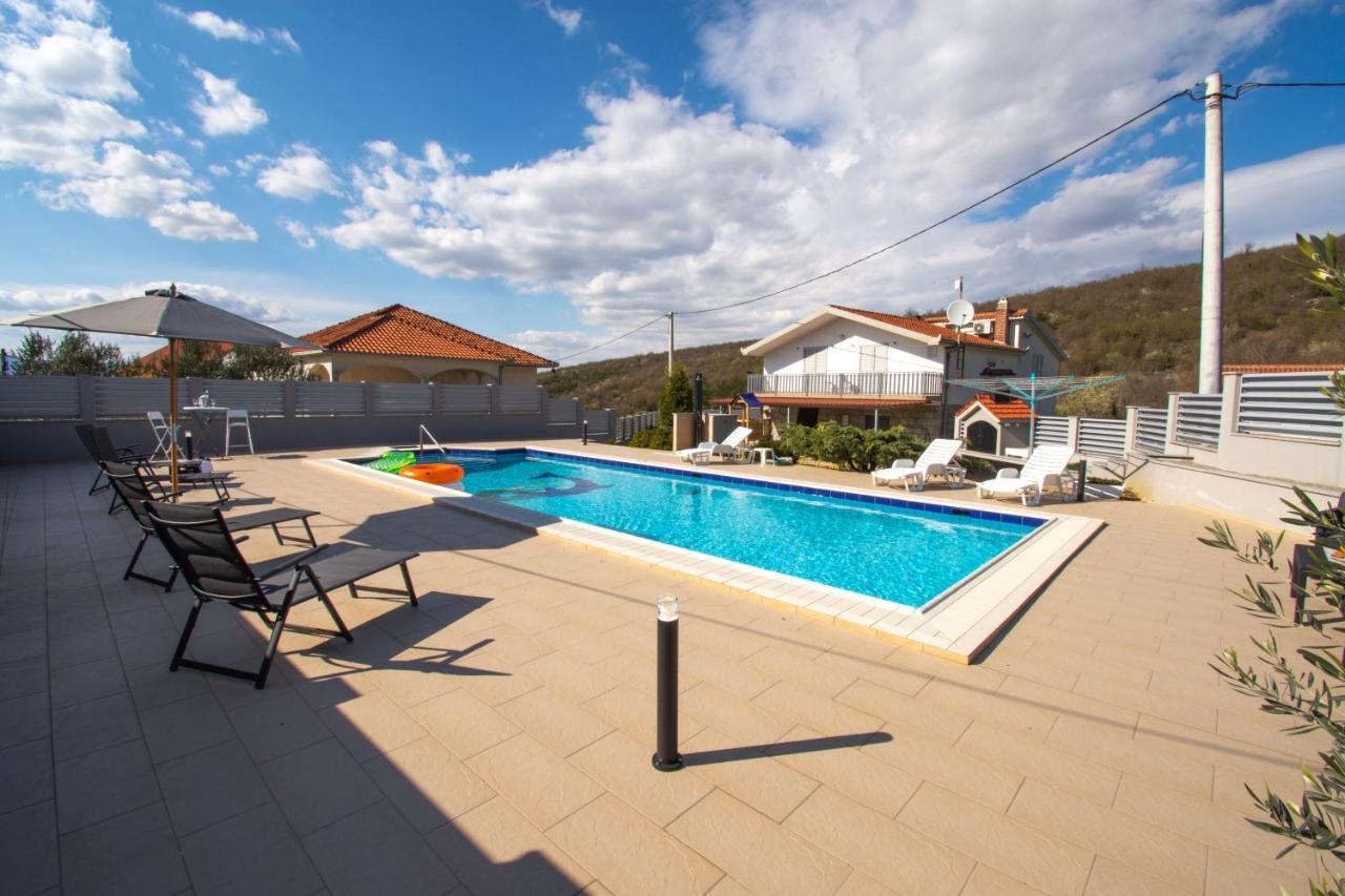 Spacious Villa For 10 With A Big Private Pool 트릴리 외부 사진