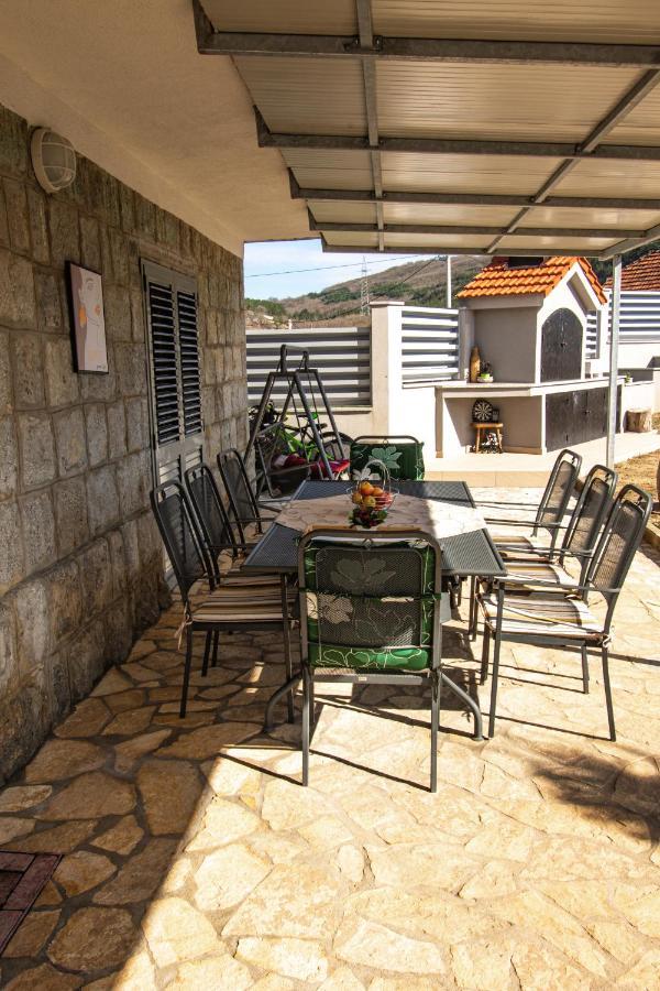 Spacious Villa For 10 With A Big Private Pool 트릴리 외부 사진