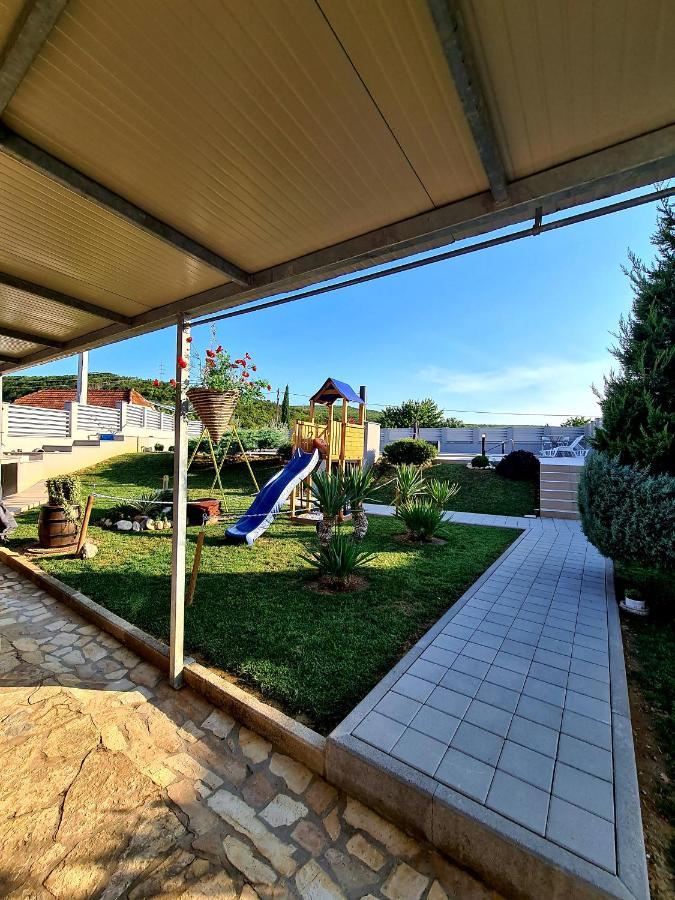 Spacious Villa For 10 With A Big Private Pool 트릴리 외부 사진