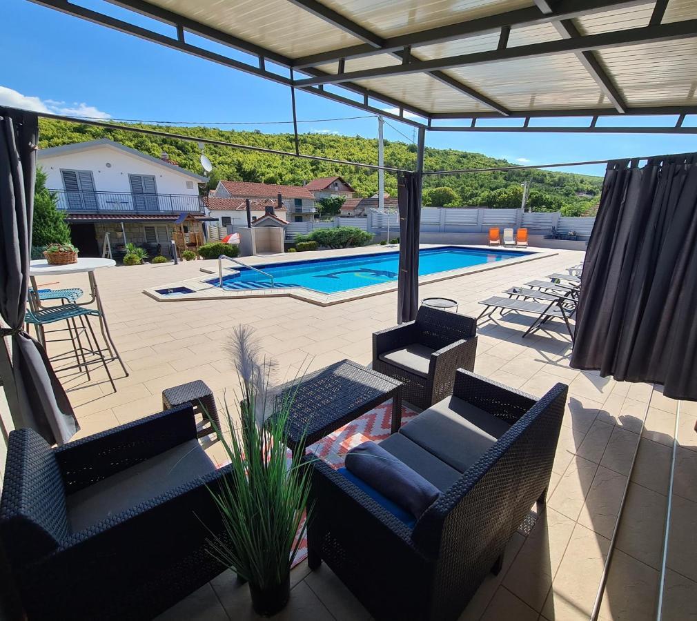 Spacious Villa For 10 With A Big Private Pool 트릴리 외부 사진
