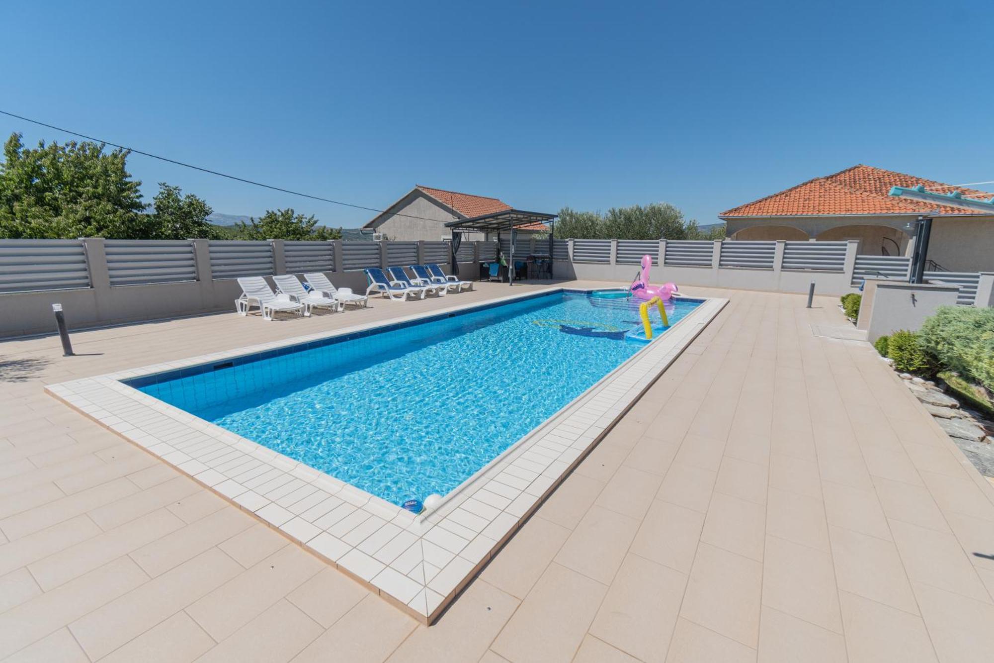 Spacious Villa For 10 With A Big Private Pool 트릴리 외부 사진
