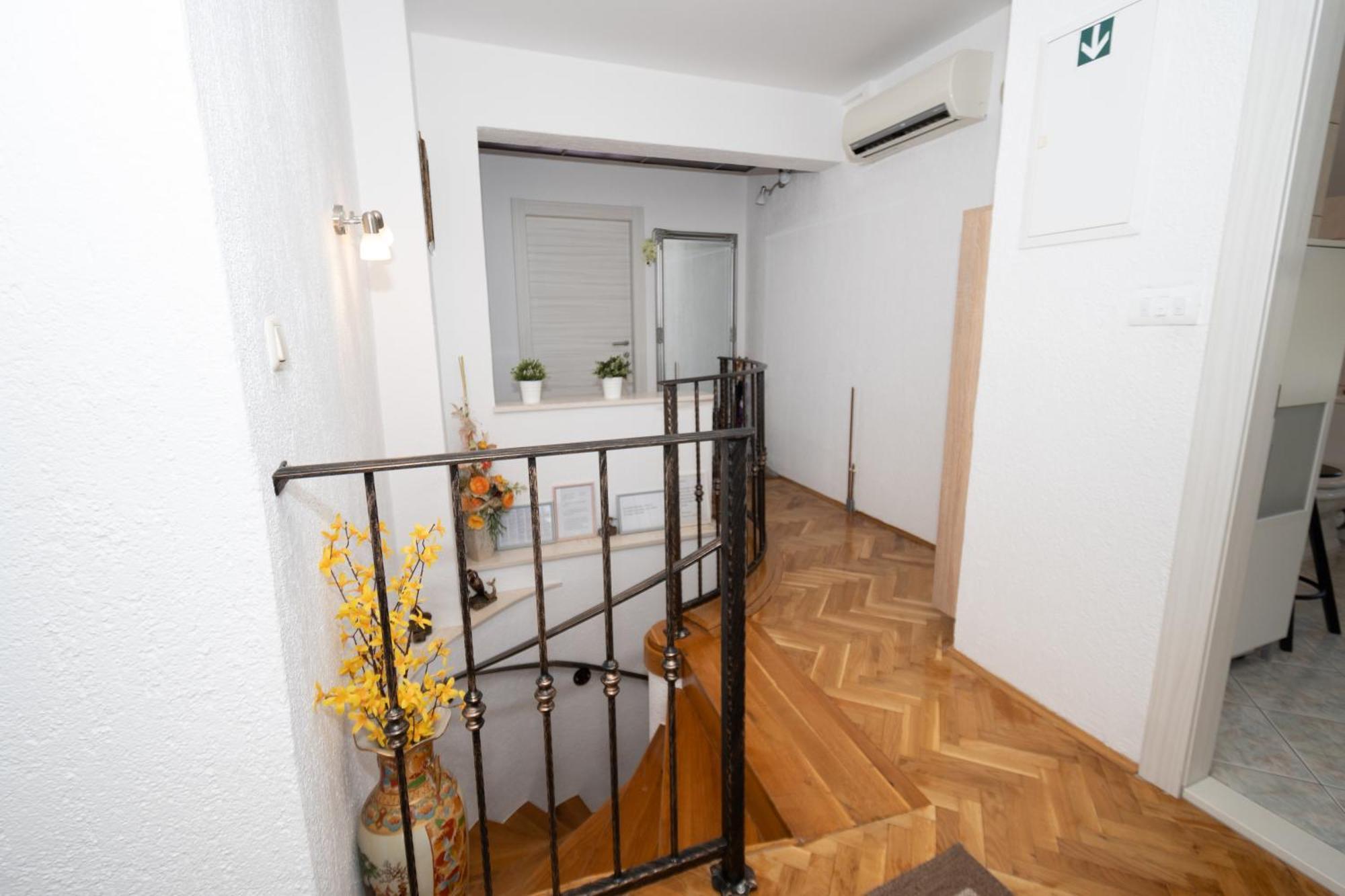 Spacious Villa For 10 With A Big Private Pool 트릴리 외부 사진
