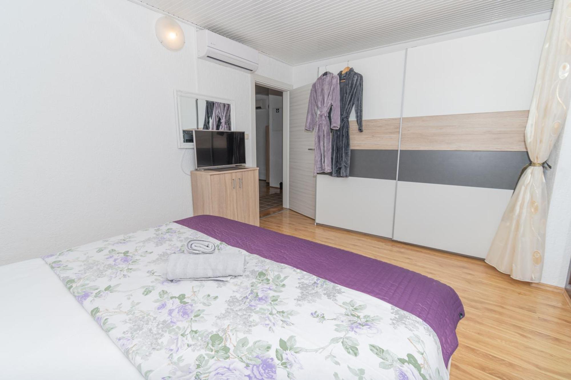 Spacious Villa For 10 With A Big Private Pool 트릴리 외부 사진