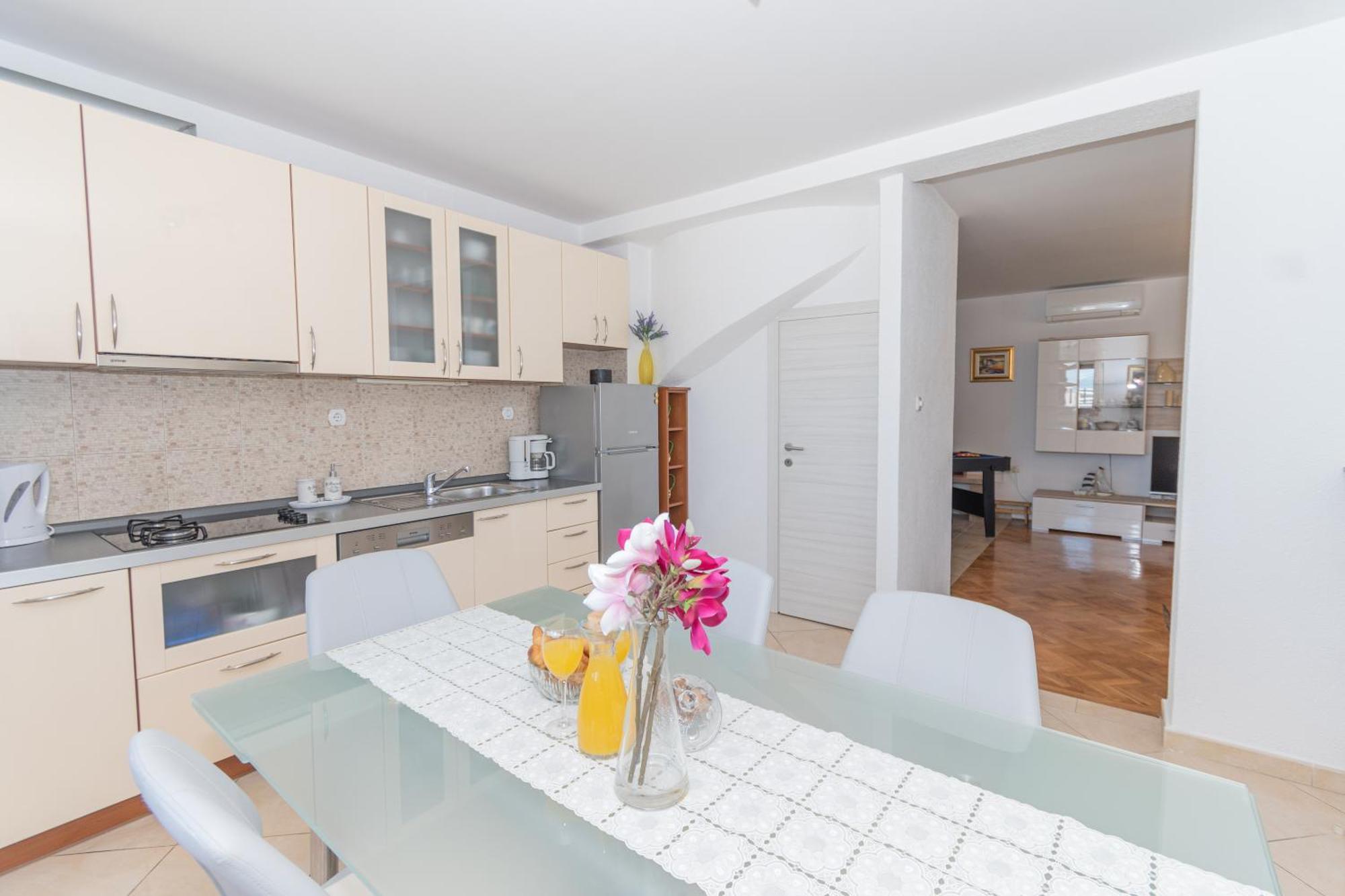 Spacious Villa For 10 With A Big Private Pool 트릴리 외부 사진