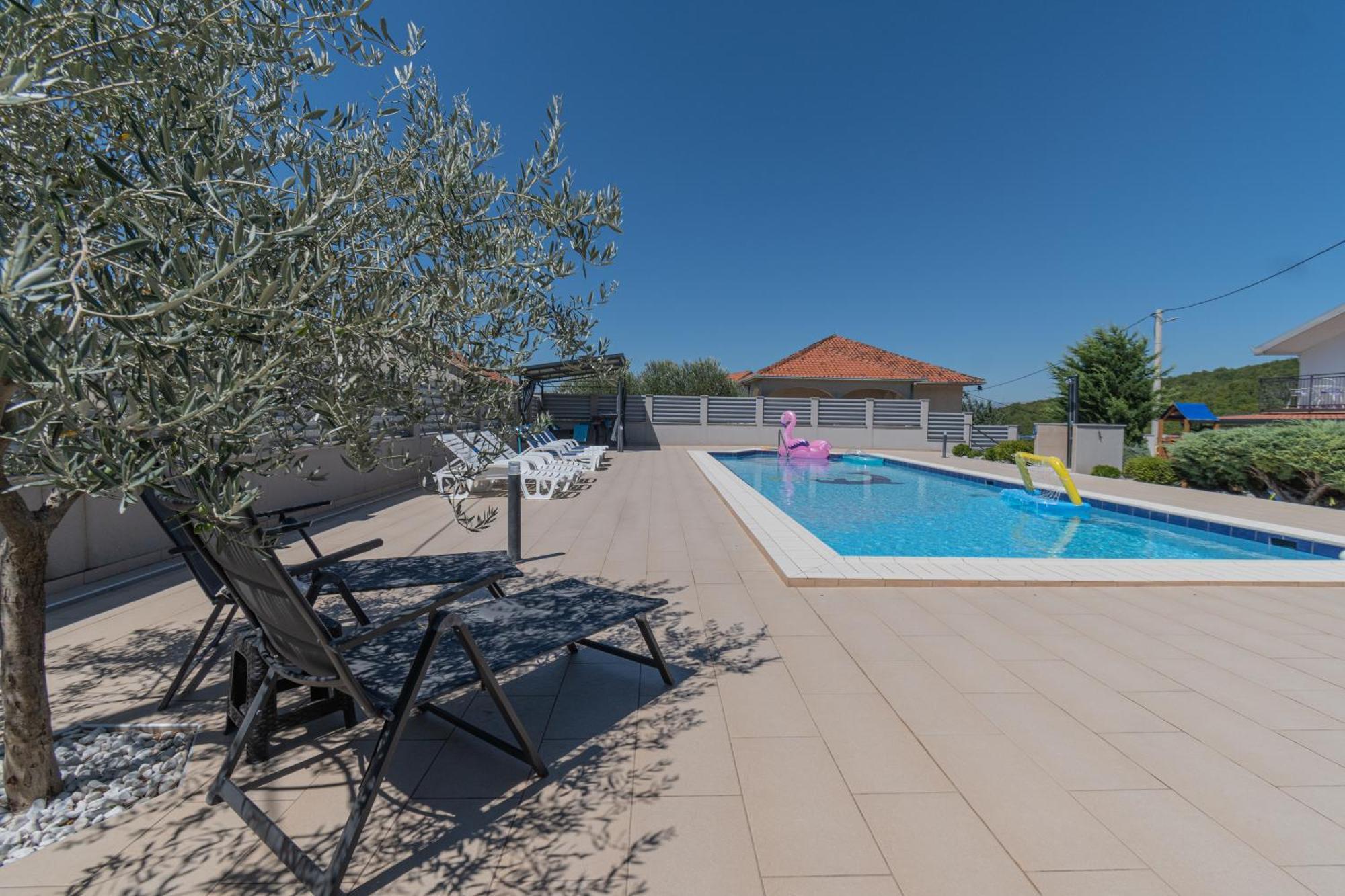 Spacious Villa For 10 With A Big Private Pool 트릴리 외부 사진