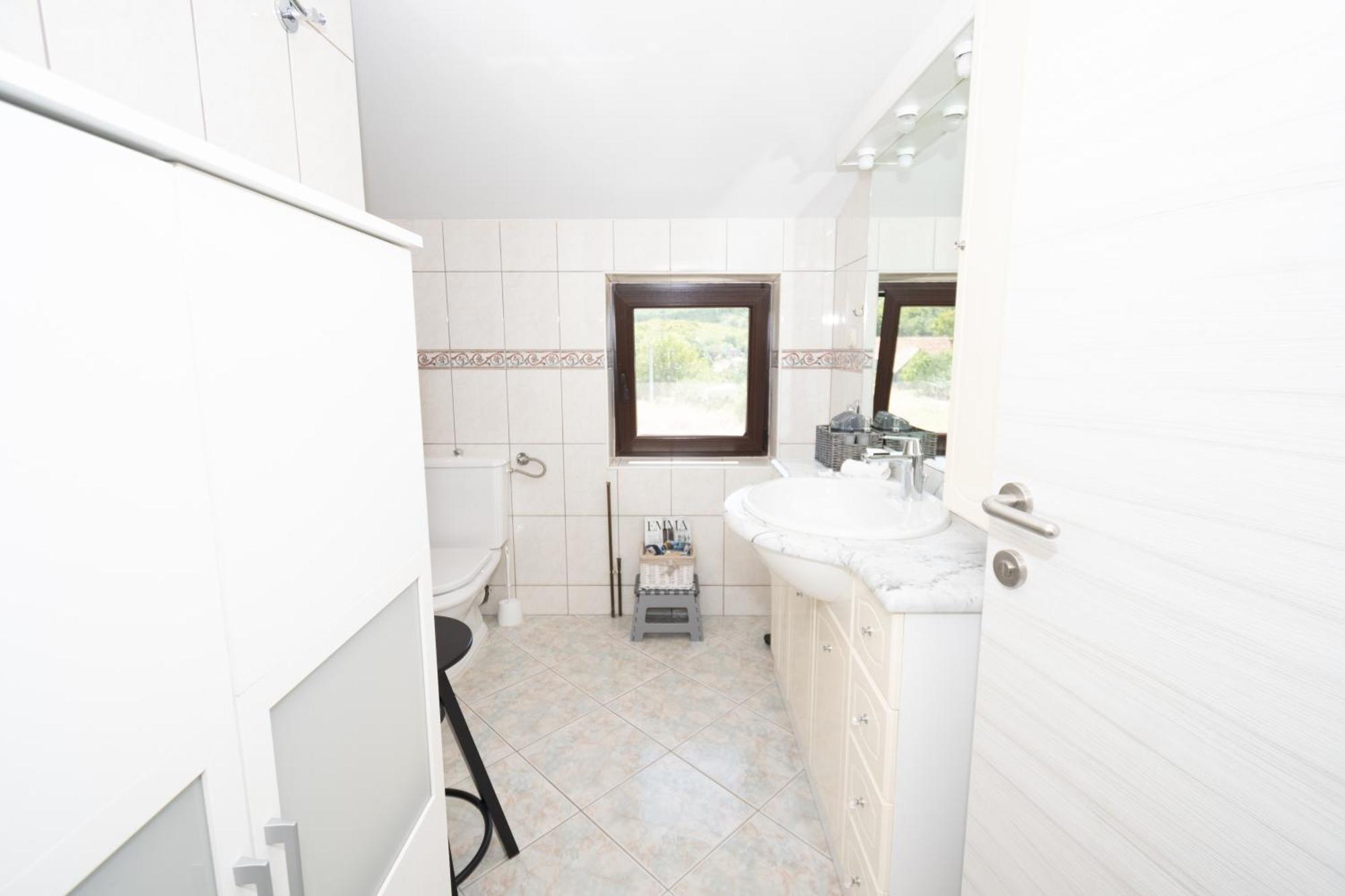 Spacious Villa For 10 With A Big Private Pool 트릴리 외부 사진